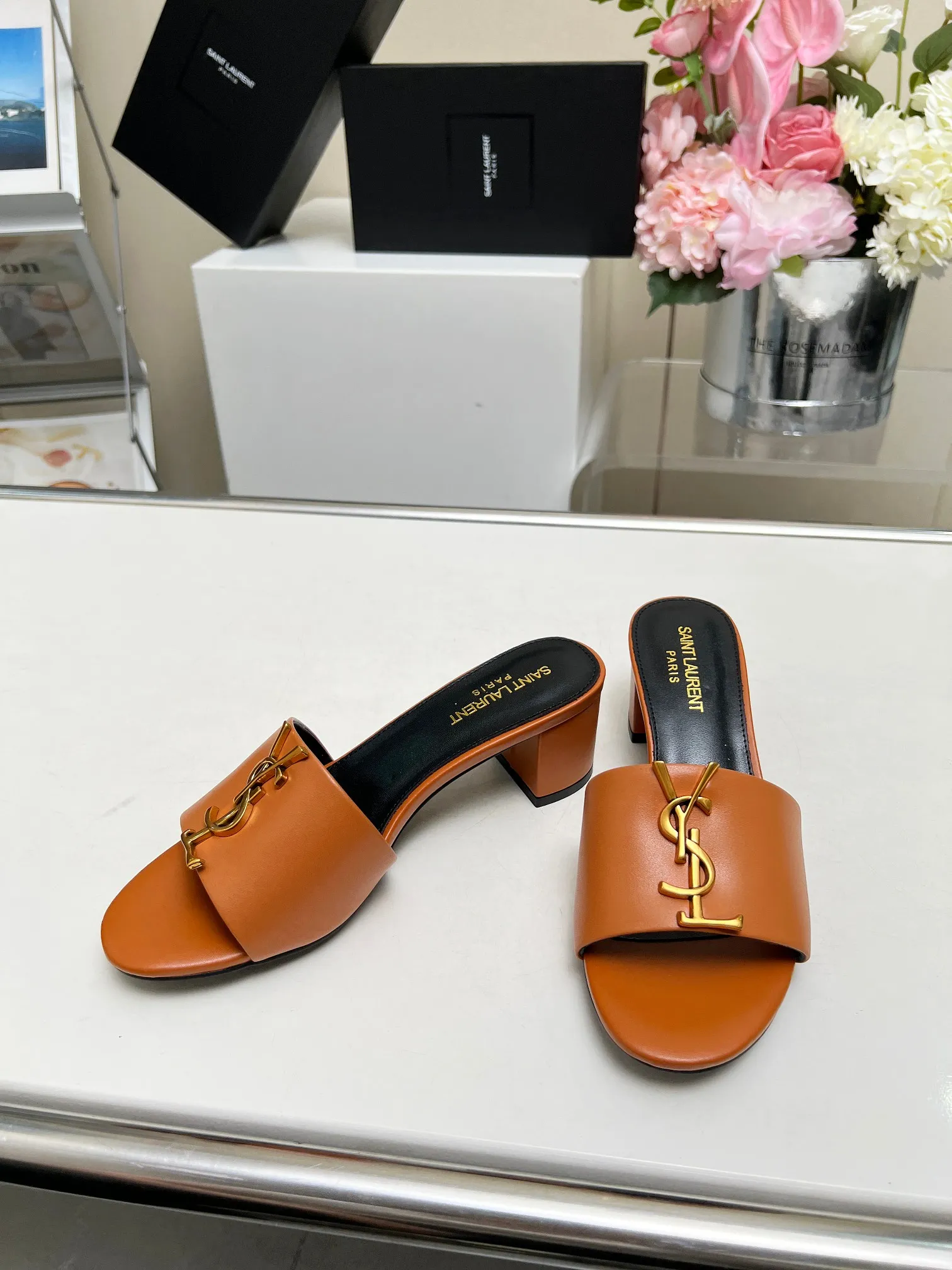 👟👟Ex-factory price 340👟👟 Genuine leather sole +30 Heel height: 5cm Fabric: Cow leather Pads: Sheep leather Size: 35-43 (42, 43 custom-made, non-returnable) [Saint Laurent] Saint Laurent 2024 counter synchronized new model, YSL-logo letter buckle decoration, high-quality and glamorous masterpiece, both temperament and fashion Classic and attractive design style, especially beautiful on the feet